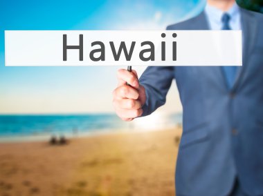 Ücretsiz teklif - dokunmatik ekran butonuna işadamı el basarak