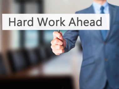 Ücretsiz teklif - dokunmatik ekran butonuna işadamı el basarak