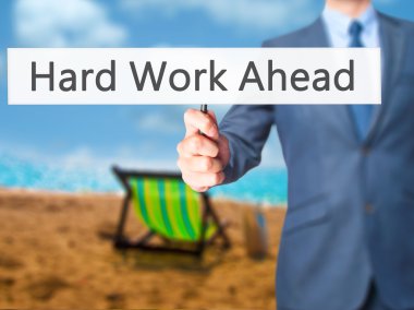 Ücretsiz teklif - dokunmatik ekran butonuna işadamı el basarak