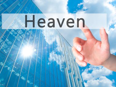 Ücretsiz teklif - dokunmatik ekran butonuna işadamı el basarak