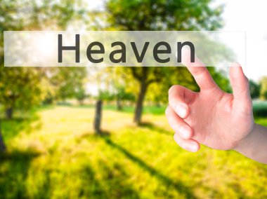 Ücretsiz teklif - dokunmatik ekran butonuna işadamı el basarak