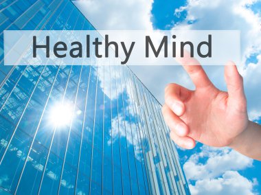 Ücretsiz teklif - dokunmatik ekran butonuna işadamı el basarak