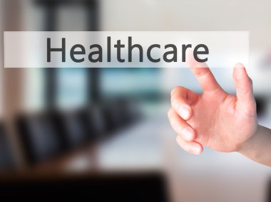 Ücretsiz teklif - dokunmatik ekran butonuna işadamı el basarak