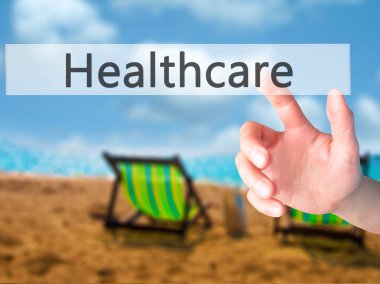 Ücretsiz teklif - dokunmatik ekran butonuna işadamı el basarak