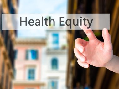 Ücretsiz teklif - dokunmatik ekran butonuna işadamı el basarak