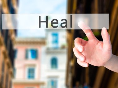 Ücretsiz teklif - dokunmatik ekran butonuna işadamı el basarak