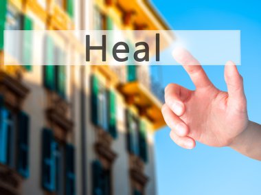 Ücretsiz teklif - dokunmatik ekran butonuna işadamı el basarak