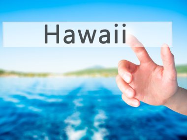 Ücretsiz teklif - dokunmatik ekran butonuna işadamı el basarak