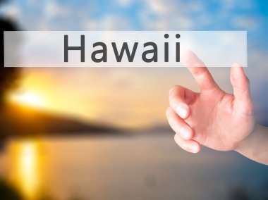 Ücretsiz teklif - dokunmatik ekran butonuna işadamı el basarak