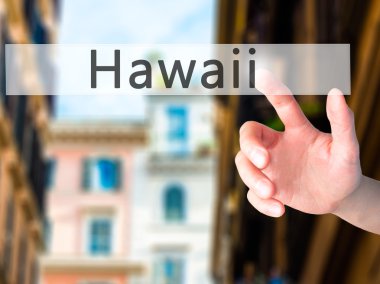 Ücretsiz teklif - dokunmatik ekran butonuna işadamı el basarak