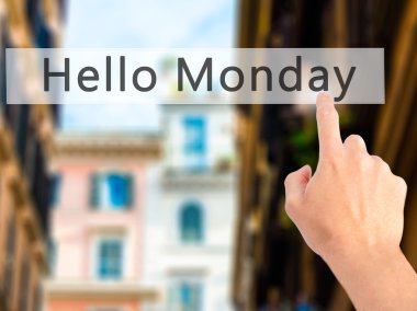 Ücretsiz teklif - dokunmatik ekran butonuna işadamı el basarak