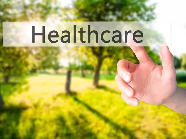 Ücretsiz teklif - dokunmatik ekran butonuna işadamı el basarak