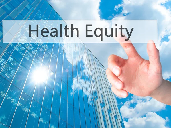 Ücretsiz teklif - dokunmatik ekran butonuna işadamı el basarak