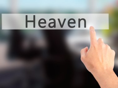 Ücretsiz teklif - dokunmatik ekran butonuna işadamı el basarak