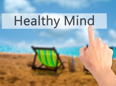 Ücretsiz teklif - dokunmatik ekran butonuna işadamı el basarak