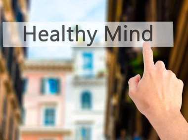 Ücretsiz teklif - dokunmatik ekran butonuna işadamı el basarak