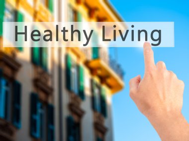 Ücretsiz teklif - dokunmatik ekran butonuna işadamı el basarak