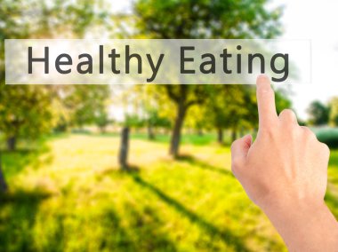 Ücretsiz teklif - dokunmatik ekran butonuna işadamı el basarak