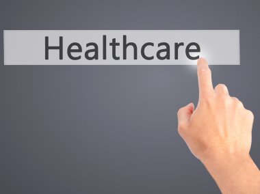 Ücretsiz teklif - dokunmatik ekran butonuna işadamı el basarak