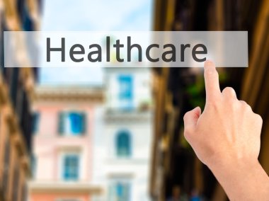 Ücretsiz teklif - dokunmatik ekran butonuna işadamı el basarak