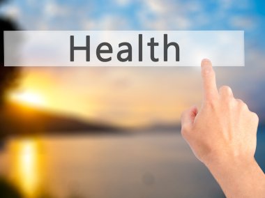 Ücretsiz teklif - dokunmatik ekran butonuna işadamı el basarak