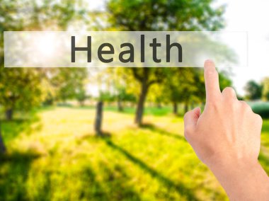 Ücretsiz teklif - dokunmatik ekran butonuna işadamı el basarak