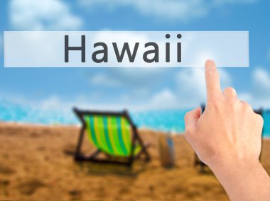 Ücretsiz teklif - dokunmatik ekran butonuna işadamı el basarak