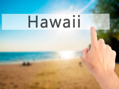 Ücretsiz teklif - dokunmatik ekran butonuna işadamı el basarak