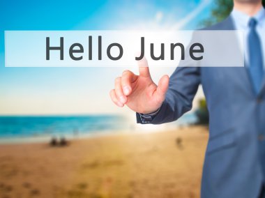 Ücretsiz teklif - dokunmatik ekran butonuna işadamı el basarak