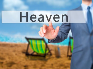 Ücretsiz teklif - dokunmatik ekran butonuna işadamı el basarak