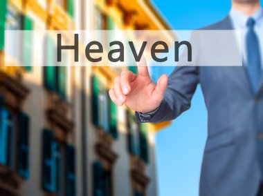 Ücretsiz teklif - dokunmatik ekran butonuna işadamı el basarak