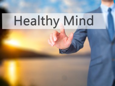 Ücretsiz teklif - dokunmatik ekran butonuna işadamı el basarak