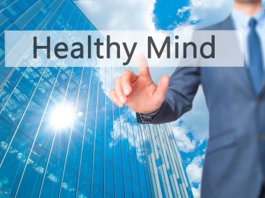 Ücretsiz teklif - dokunmatik ekran butonuna işadamı el basarak