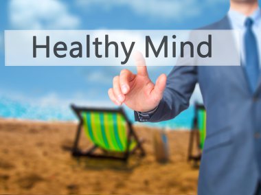 Ücretsiz teklif - dokunmatik ekran butonuna işadamı el basarak