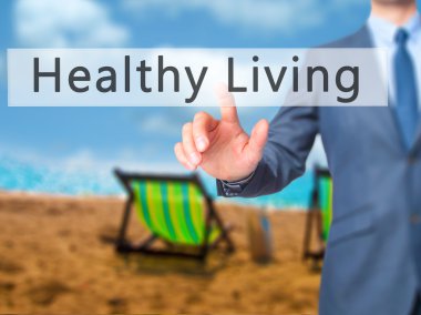 Ücretsiz teklif - dokunmatik ekran butonuna işadamı el basarak