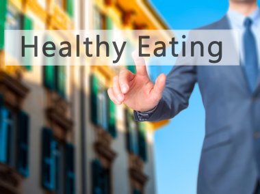 Ücretsiz teklif - dokunmatik ekran butonuna işadamı el basarak