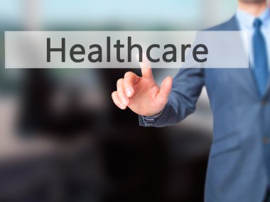 Ücretsiz teklif - dokunmatik ekran butonuna işadamı el basarak