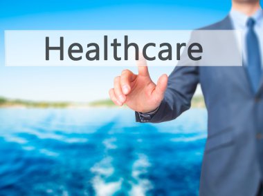 Ücretsiz teklif - dokunmatik ekran butonuna işadamı el basarak