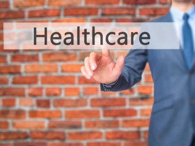 Ücretsiz teklif - dokunmatik ekran butonuna işadamı el basarak