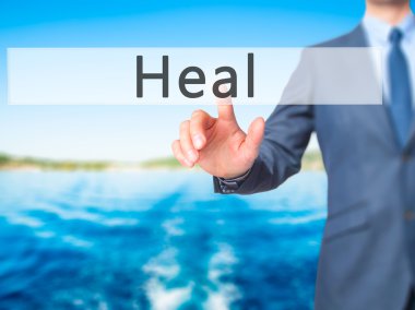 Ücretsiz teklif - dokunmatik ekran butonuna işadamı el basarak