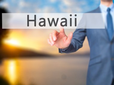 Ücretsiz teklif - dokunmatik ekran butonuna işadamı el basarak