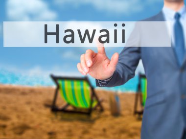 Ücretsiz teklif - dokunmatik ekran butonuna işadamı el basarak