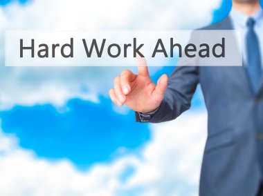 Ücretsiz teklif - dokunmatik ekran butonuna işadamı el basarak