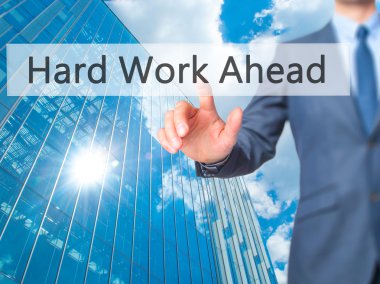 Ücretsiz teklif - dokunmatik ekran butonuna işadamı el basarak