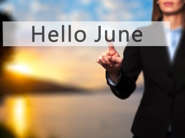 Ücretsiz teklif - dokunmatik ekran butonuna işadamı el basarak