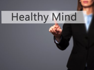 Ücretsiz teklif - dokunmatik ekran butonuna işadamı el basarak