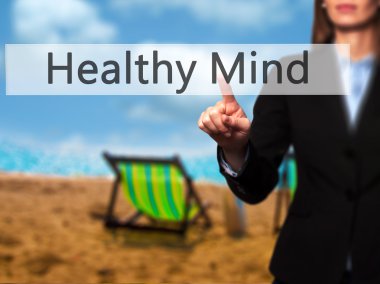 Ücretsiz teklif - dokunmatik ekran butonuna işadamı el basarak