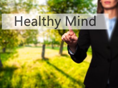 Ücretsiz teklif - dokunmatik ekran butonuna işadamı el basarak