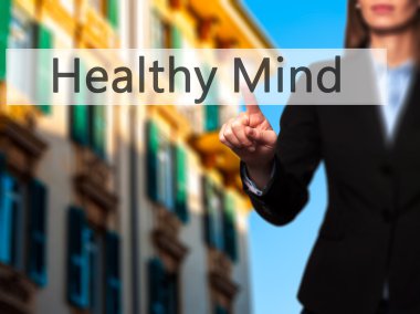 Ücretsiz teklif - dokunmatik ekran butonuna işadamı el basarak