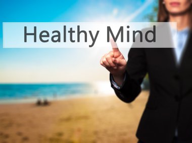 Ücretsiz teklif - dokunmatik ekran butonuna işadamı el basarak